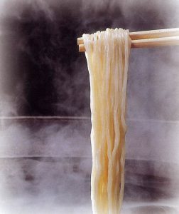熟練の職人が毎朝製麺するもちもちの自家製生うどんを提供
